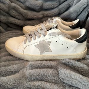 Star sneakers, distressed. Size 8 EUC